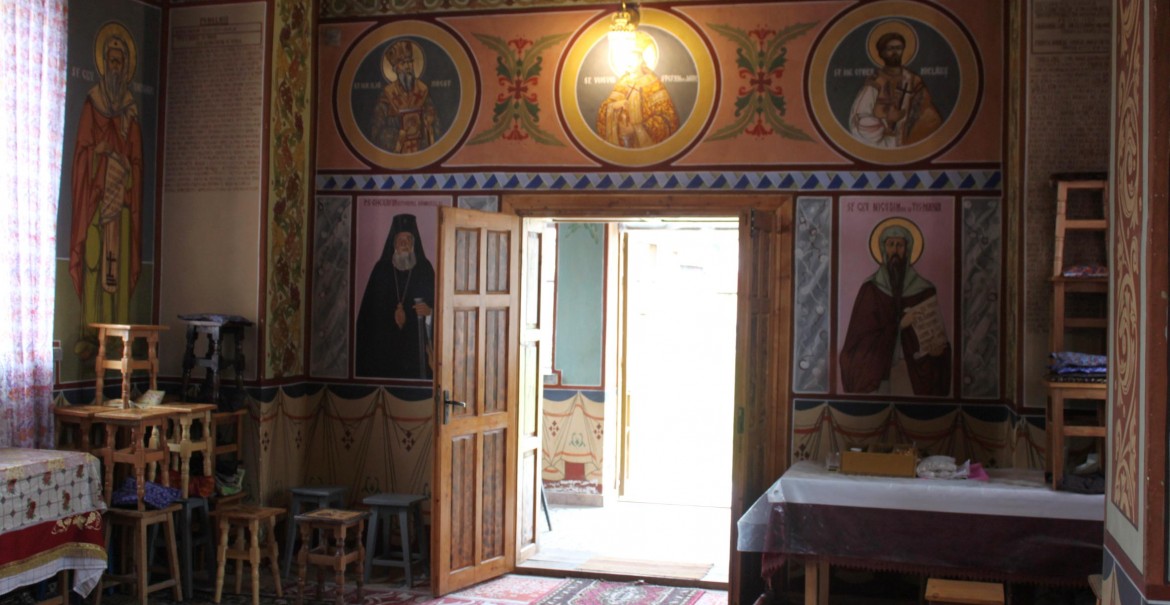 Interiorul Bisericii din Budele