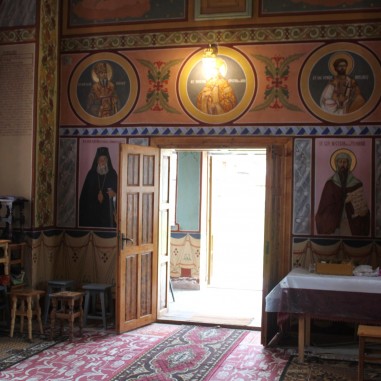 Interiorul Bisericii din Budele